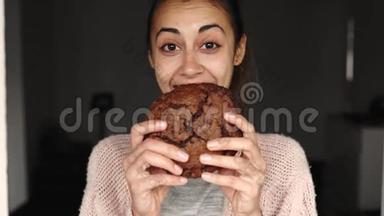 快乐微笑的女人吃大块巧克力饼干的肖像